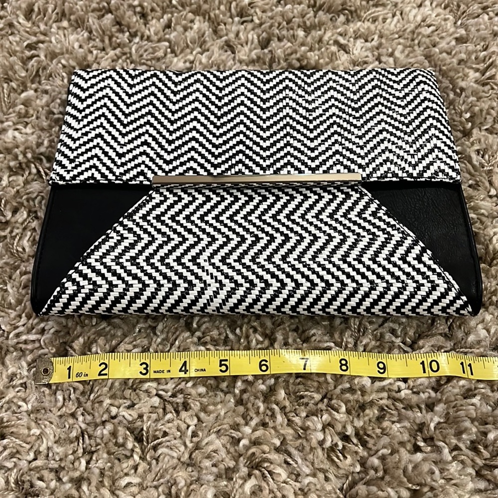 Express clutch flat handbag